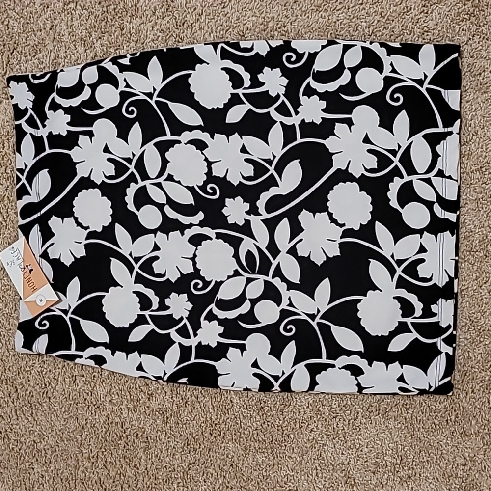 NWT Honey and Lace women's sz medium stretchy black and white skirt